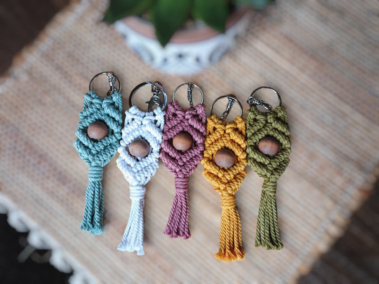 Handcrafted macramé keychain with knotted design, ideal for decorating keys or bags.